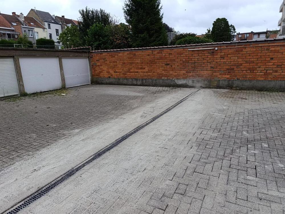 Forsimmo na — afgewerkte binnenkoer met nieuwe aquadrain