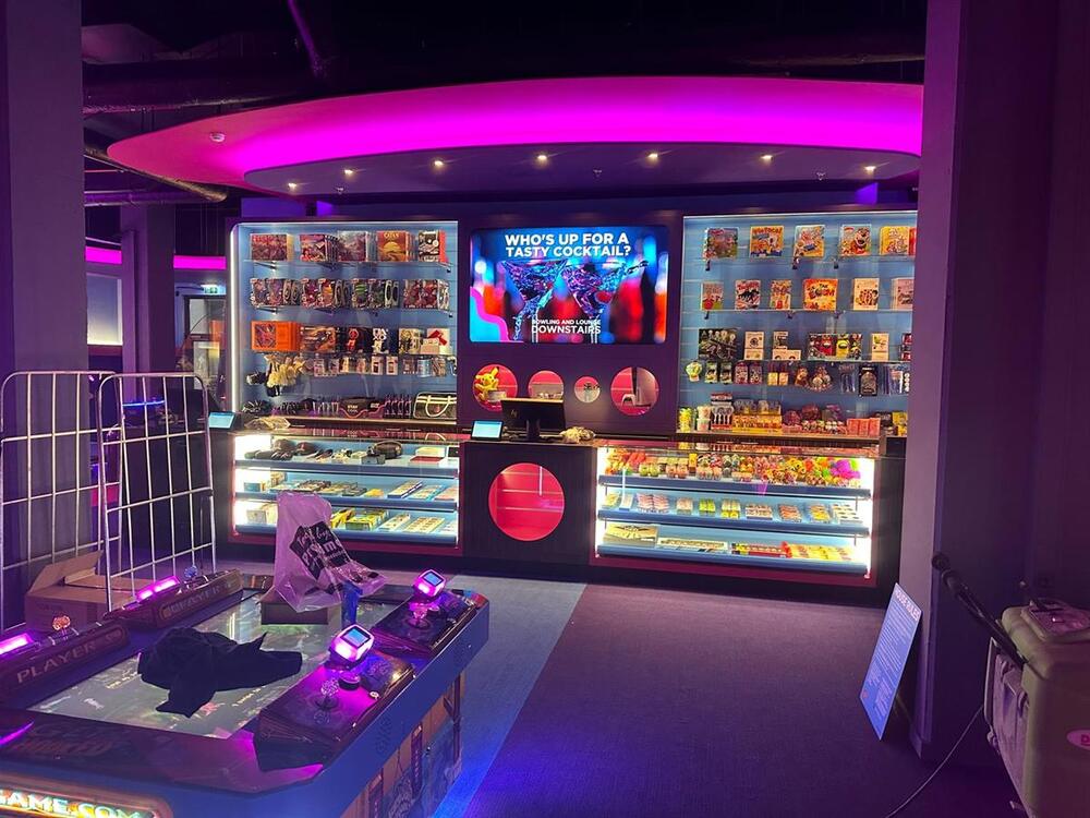 Gamestate — afgewerkte arcadehal met prijzenbalie