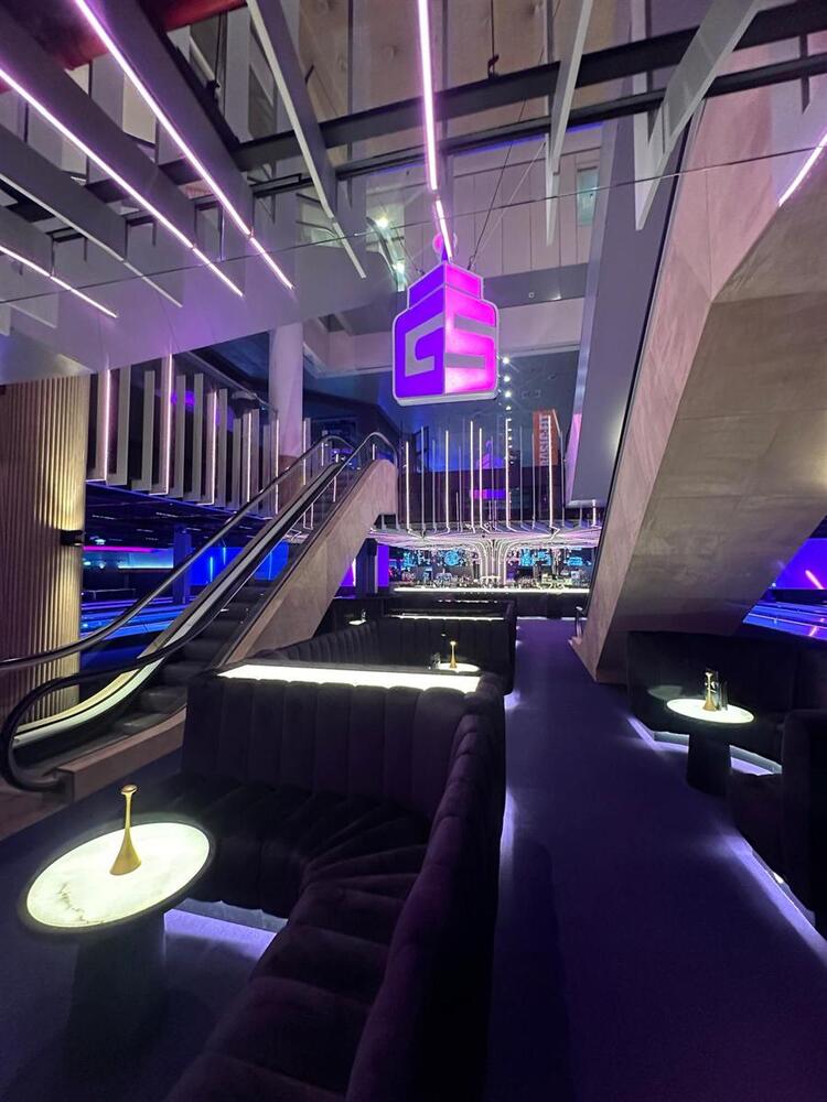 Gamestate — award-winnende bar en lounge met sfeerverlichting
