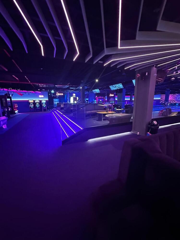 Gamestate — bowlingbanen met neonverlichting