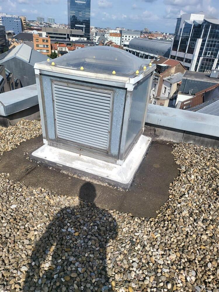 Kind en Gezin — afgewerkte ventilatie-unit op het dak