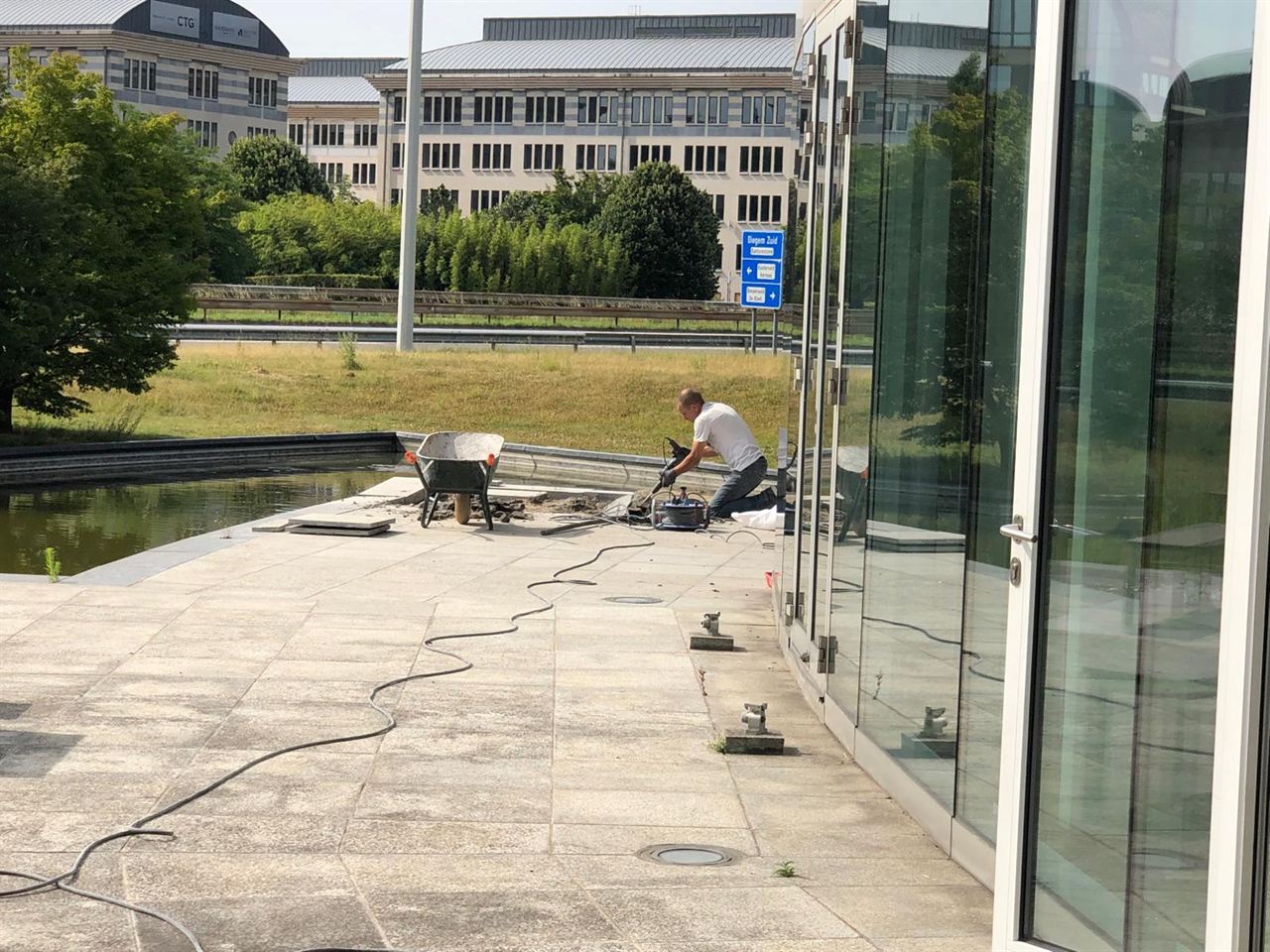 DHL &mdash; vernieuwen terras