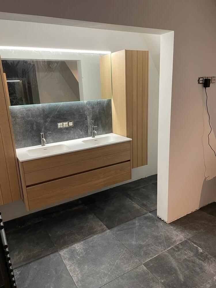 Woning Kasterlee na renovatie — badkamer met dubbele wastafel
