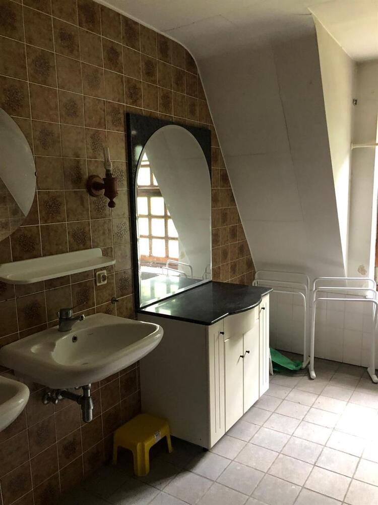 Woning Kasterlee vóór renovatie — oude badkamer